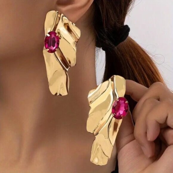 ✨ Bold Gold-Toned Earrings with Pink Gemstone Accent✨✨ with GIFT BOX 🎁 - Picture 6 of 8